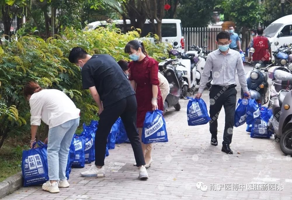 獻(xiàn)愛心&middot;戰(zhàn)疫情｜我院支部走進(jìn)安吉華都小區(qū)開展捐物活動